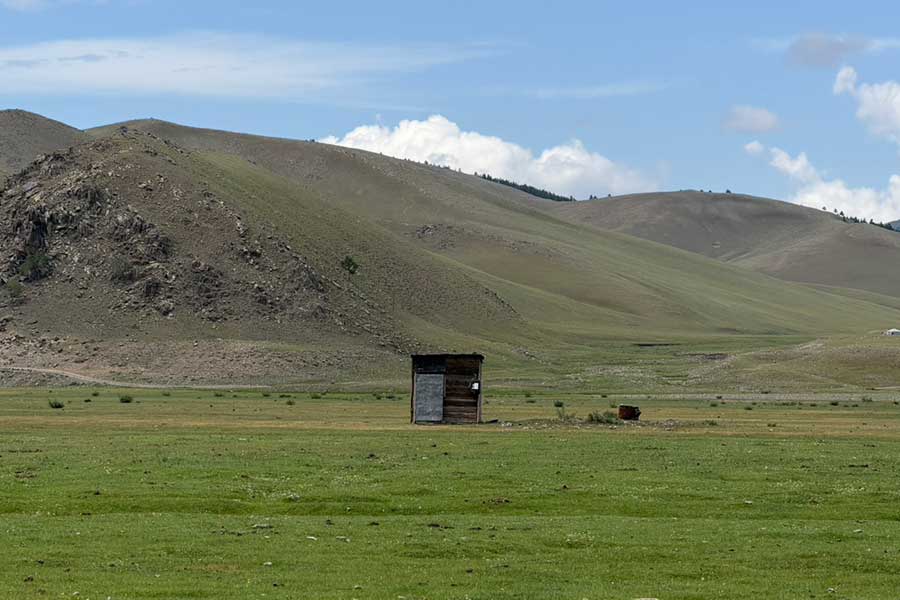 モンゴルの大平原に建つトイレ【写真：Yo】