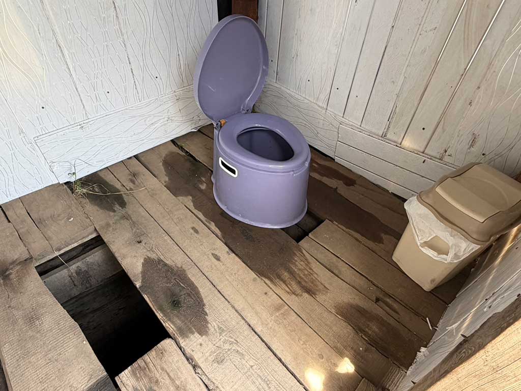 中には2種類のトイレが。両方とも汲み取り式【写真：Yo】