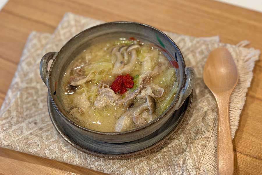 クコの実入り豚肉と白ゴマ豆乳のうるおいスープ【写真：かみむら佳子】
