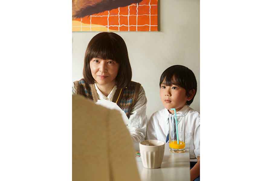 主人公・小林典子（宮澤美保）と息子・颯太（小野光南翔）【写真：（c）2026 スタンダードフィルム合同会社】
