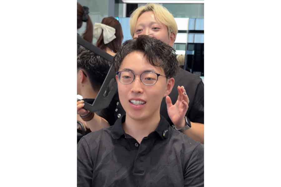 変身後の姿に満足そうな笑顔を見せる男性【出典：インスタグラム（view_akada）よりスクリーンショット】