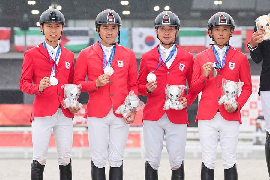 愛知・名古屋アジア大会の総合馬術団体で銀メダルを獲得した（左から）村田諒選手、大岩義明選手、田中利幸選手、戸本一真選手【写真：産経新聞社】