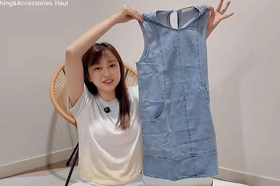 デニムのミニ丈ワンピースを購入【出典：YouTube「あみちゃんねる / 菊地亜美」よりスクリーンショット】