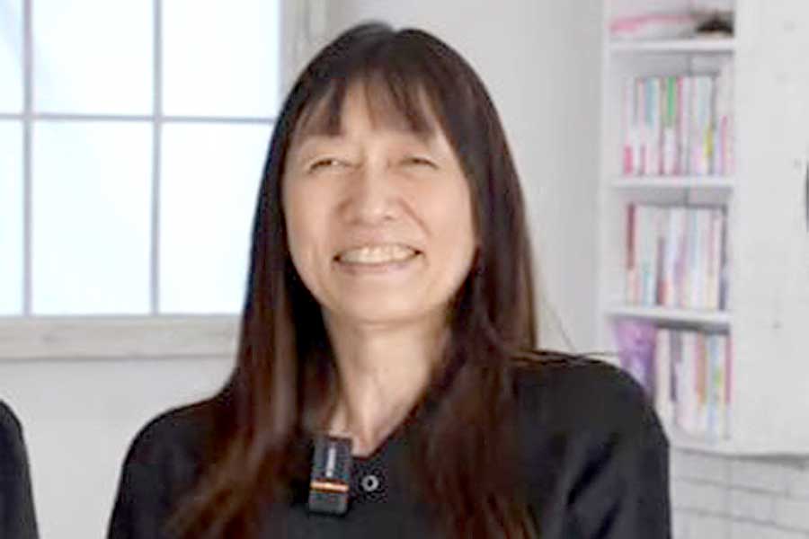 笑顔が素敵な変身前の女性【出典：YouTube「Mr.kumuチャンネル」よりスクリーンショット】