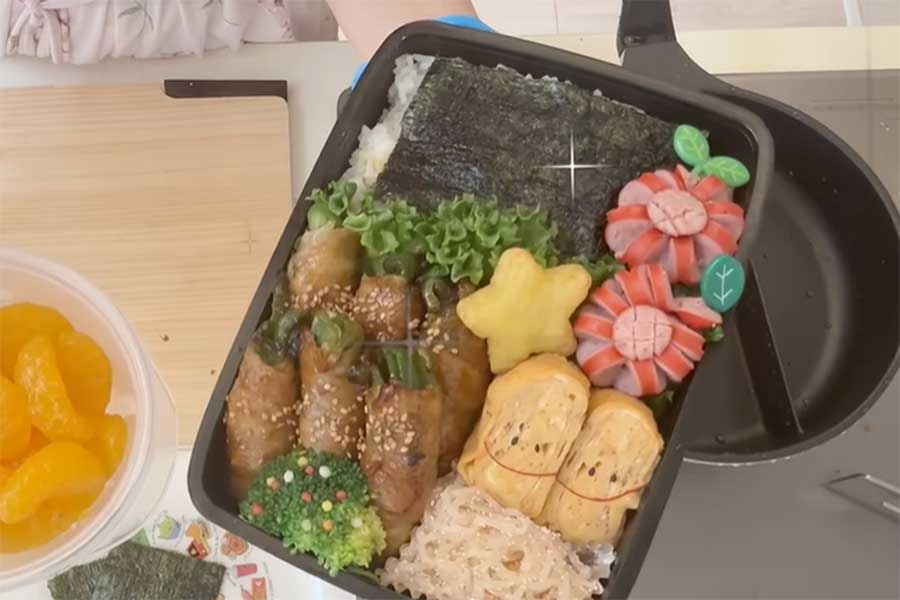 ブドウの皮むきなど、作業が丁寧すぎたことで青空さんの感覚に変化が生じたという【出典：YouTube「辻ちゃんネル」よりスクリーンショット】
