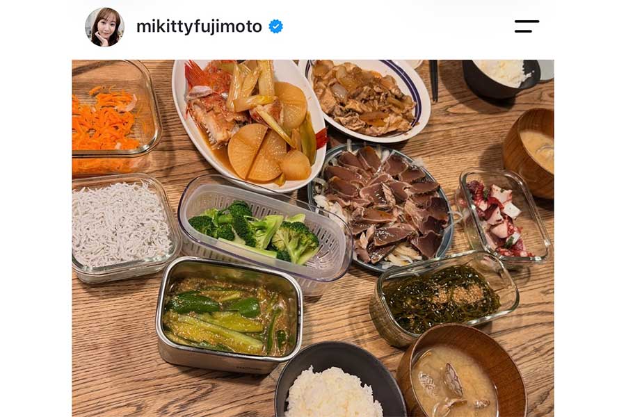 藤本美貴さんが作った夕食。保存容器に入った副菜も【出典：インスタグラム（mikittyfujimoto）よりスクリーンショット】