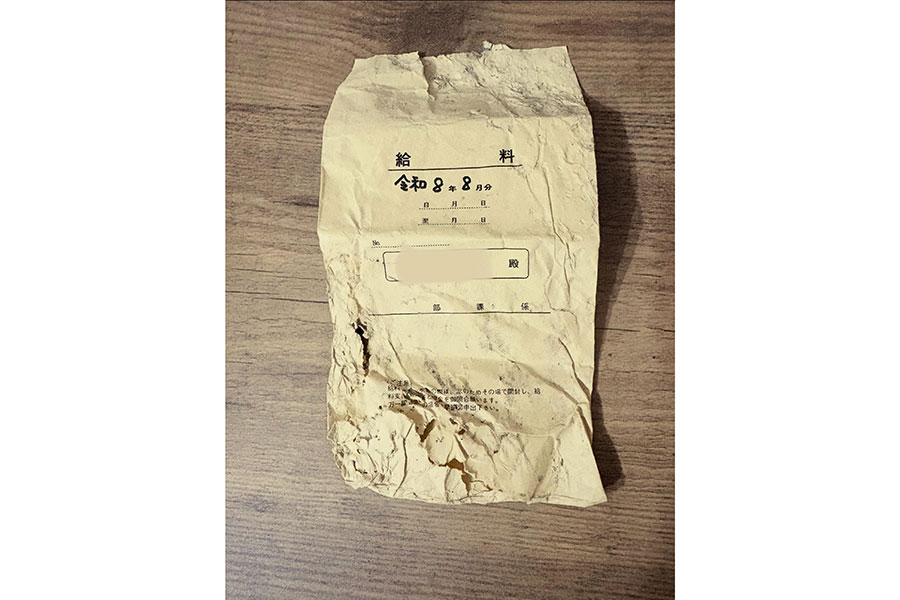 息子さんの手元に戻ってきた給料袋【出典：スレッズよりスクリーンショット】