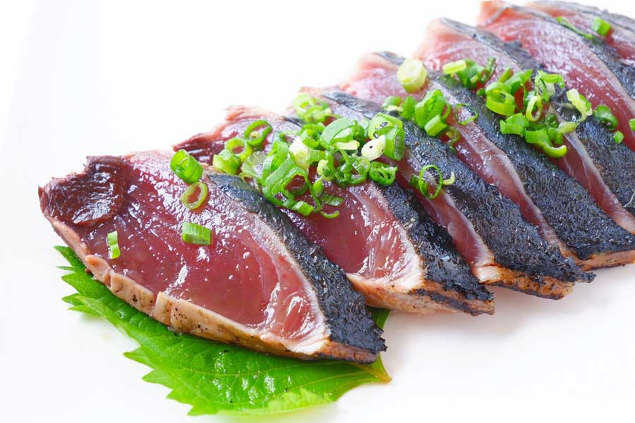 カツオのたたき（写真はイメージ）【写真：PIXTA】
