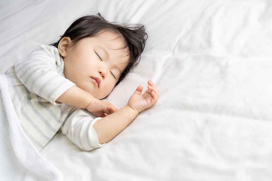 子どもとの就寝時の光景が話題に(写真はイメージ)【写真:PIXTA】