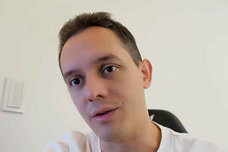 フランス人YouTuberのフロリアンさん【出典：YouTubeより「Florian 京都のフランス人」スクリーンショット】