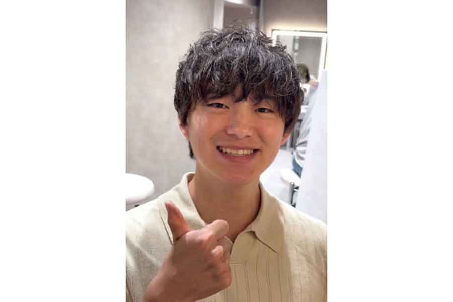 シャドウパーマの自然な陰影で軽やかに変身した男性【出典:インスタグラム(lalaroomo_horikoshi)よりスクリーンショット】