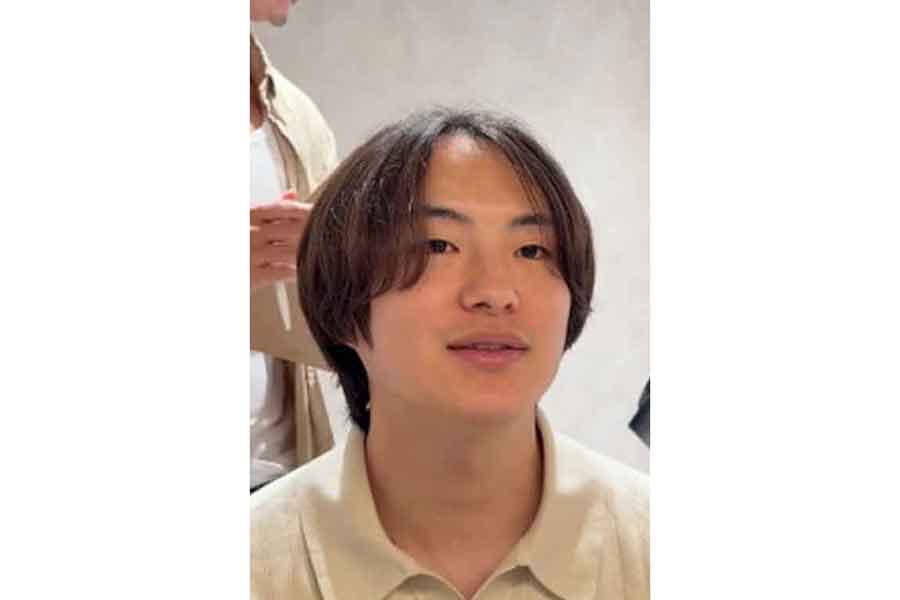 前髪が伸びて重たい印象の男性【出典:インスタグラム(lalaroomo_horikoshi)よりスクリーンショット】