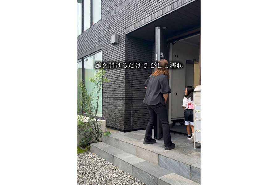 屋根を910ミリにした玄関。雨の日は濡れてしまうことも【出典:インスタグラム(mairoki___kurashi.18)よりスクリーンショット】