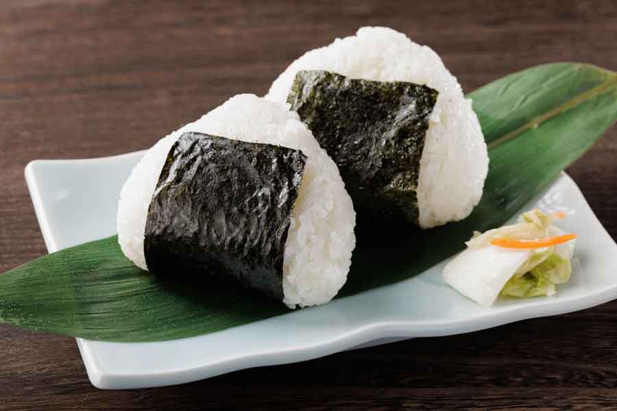 手軽に食べられるおにぎり（写真はイメージ）【写真：写真AC】