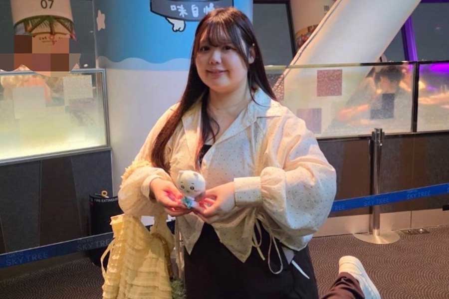 インスタグラム用の写真。おしゃれな私服姿でポーズをとるすももさん【写真提供:よろずや すもも(@s_monmo_)さん】