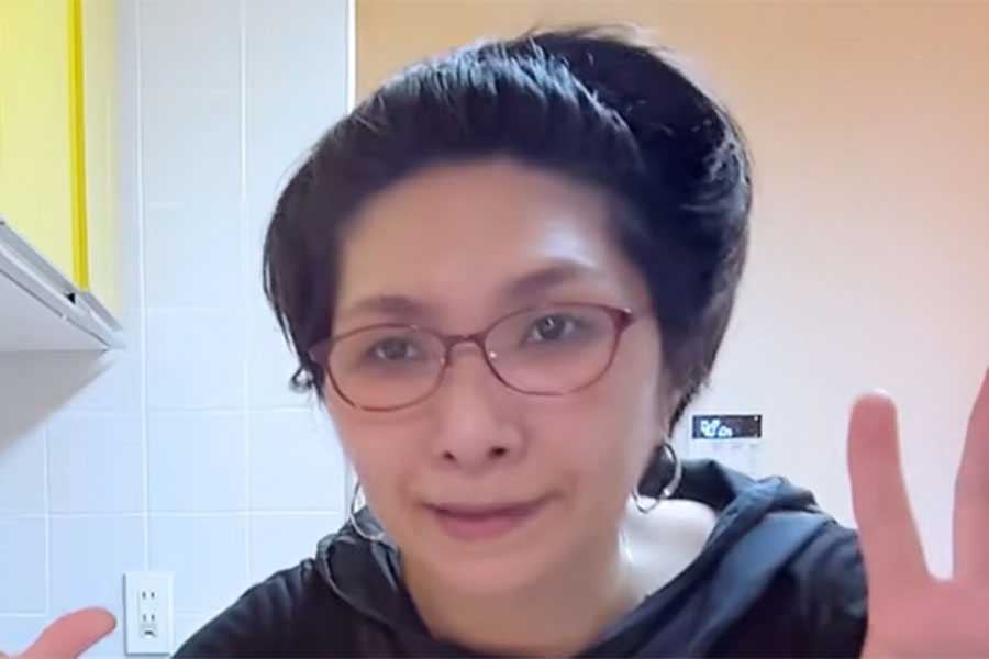 タレントのくわばたりえさん【出典:YouTube「バタやんちゃんねる」よりスクリーンショット】