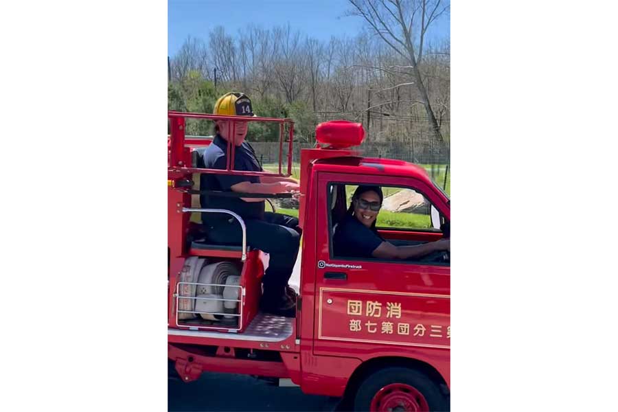 消防車を運転する、アメリカの消防隊員【出典:インスタグラム(notgiganticfiretruck)よりスクリーンショット】