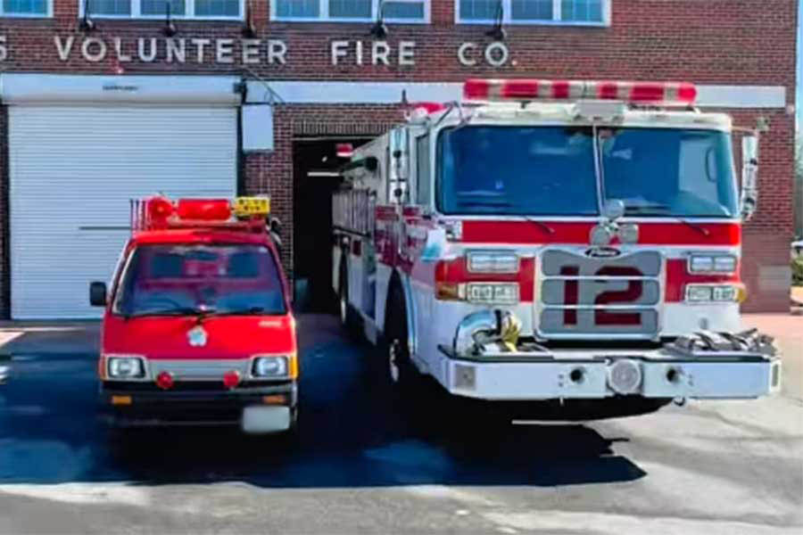 アメリカの消防車と並ぶと、大きさの違いにびっくり!【出典:インスタグラム(notgiganticfiretruck)よりスクリーンショット】