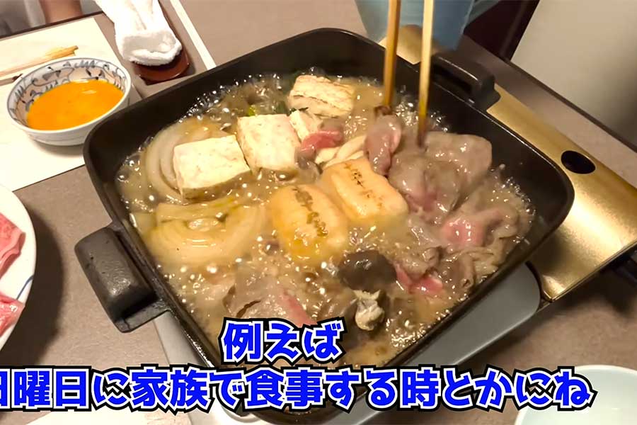 生卵を食べることに驚き【出典：YouTube「日本食冒険記Tokyo Food Adventures」よりスクリーンショット】