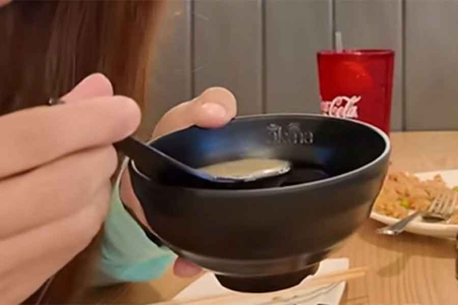 アメリカの日本食レストランで食べた、ぬるいみそ汁に衝撃【出典：YouTube「GUYLOG」よりスクリーンショット】