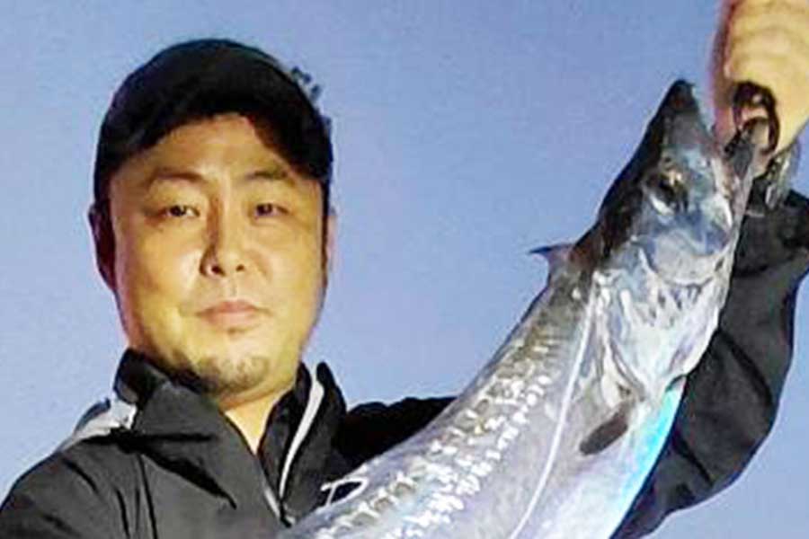 “大物”を釣り上げた男性【写真提供:錦江湾 海晴丸(@JHENDlrzigArnEL)】