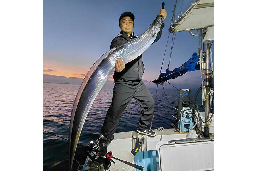 男性が釣り上げたドラゴンタチウオ【写真提供:錦江湾 海晴丸(@JHENDlrzigArnEL)】