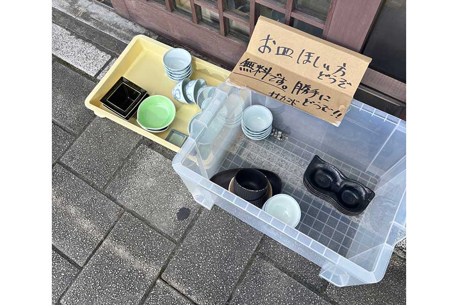 メッセージを添えて食器を無料配布していた【写真提供：麺屋七竈@箱あげます（@menyananakamado）さん】