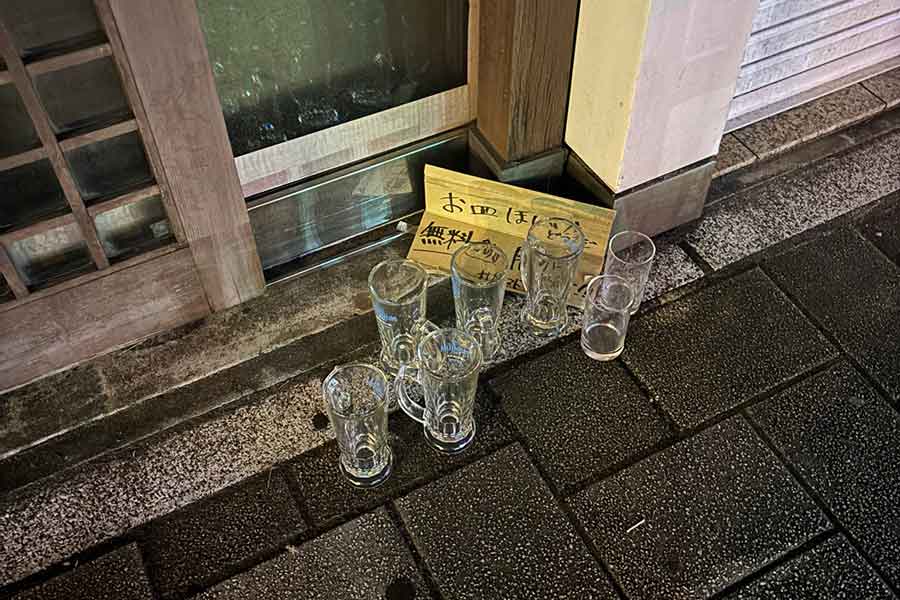 透明の箱が持っていかれてしまい、外に出されたジョッキ【写真提供：麺屋七竈@箱あげます（@menyananakamado）さん】