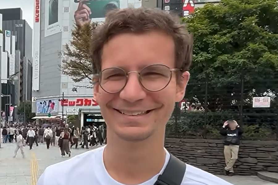 フランスからやってきたトリストさん【出典：YouTube「日本食冒険記Tokyo Food Adventures」よりスクリーンショット】