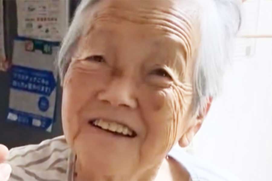 うれしそうな笑顔を見せる、しー くりおねさんのお母さん【出典：スレッズ（sea_clione）よりスクリーンショット】