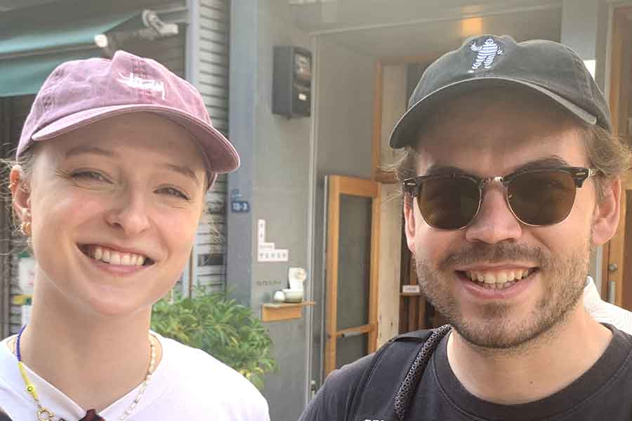 スイスから来た（左から）フィオナさんとルカさん【写真：Hint-Pot編集部】