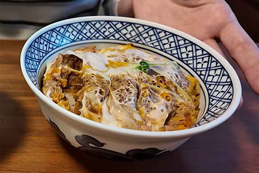 カツ丼の卵が生に見えてしまい、抵抗感があった【出典：YouTube「ハーフキッズの日常 | 日本と家族になる」よりスクリーンショット】