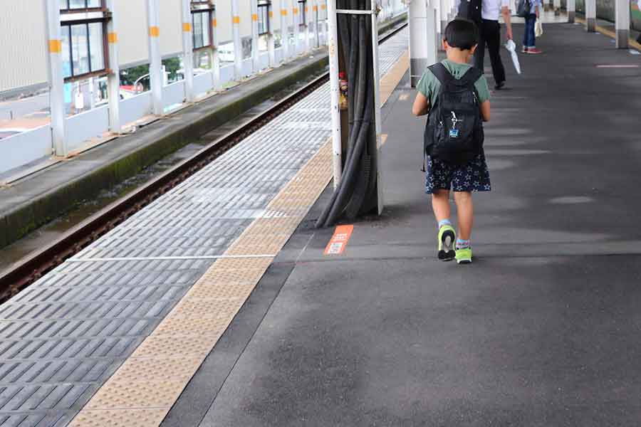ひとりで電車通学する小学生に衝撃（写真はイメージ）【写真：写真AC】