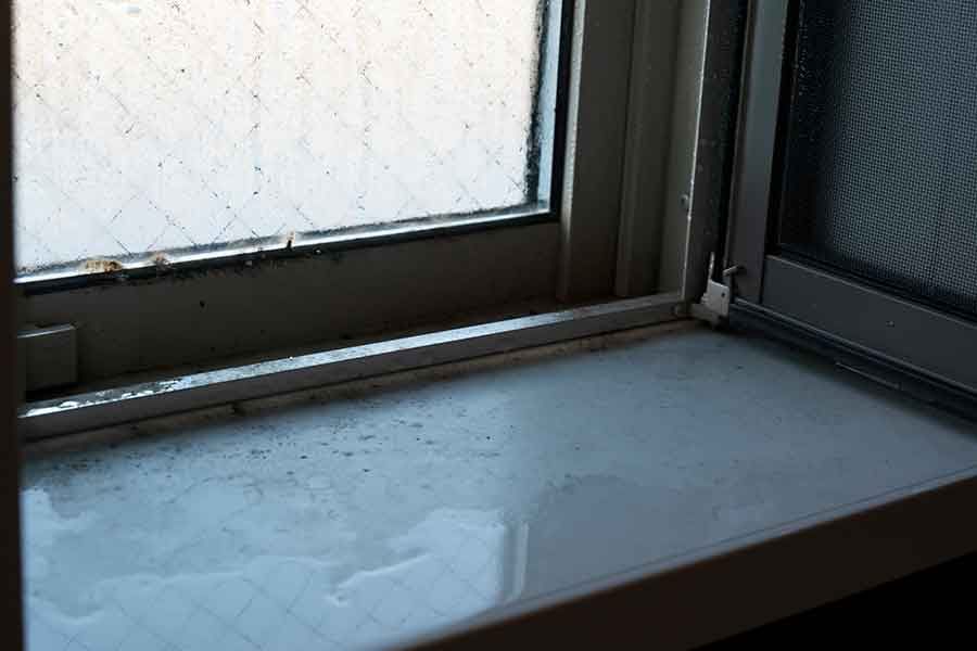 濡れたまま掃除を始めてしまうと、カビ取り剤が薄まってしまい、効果が上がらない場合も（写真はイメージ）【写真：PIXTA】