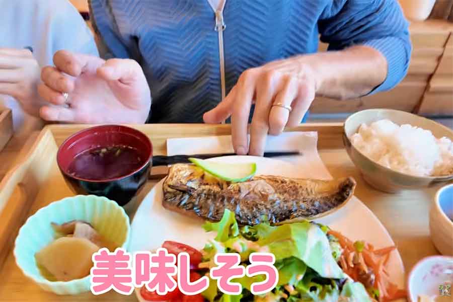 サバ定食に大喜び【出典：YouTube「Chihori's Vlog」よりスクリーンショット】