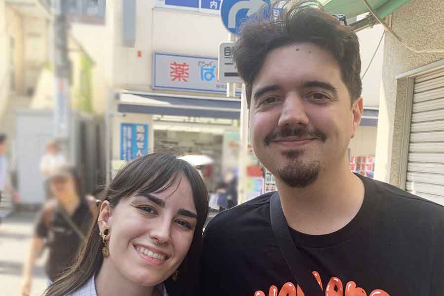 スペインから来た（左から）クララさんとエミリオさん【写真：Hint-Pot編集部】