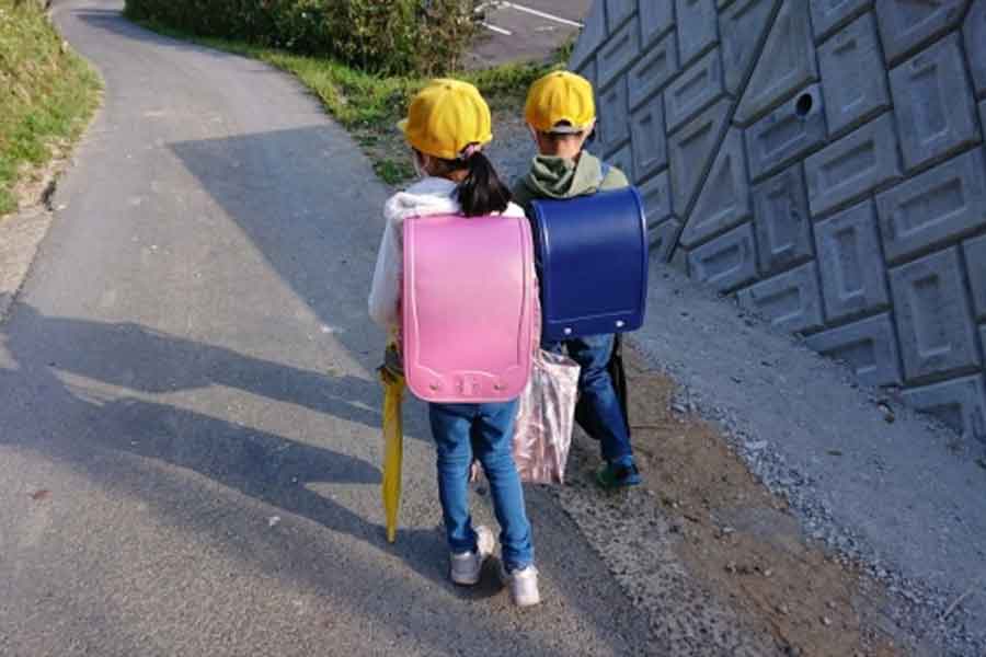 仲良しな小学生きょうだい（写真はイメージ）【写真：写真AC】