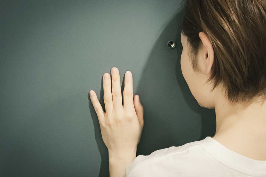 訪問者はインターホンやドアスコープで必ず確認する（写真はイメージ）【写真：写真AC】