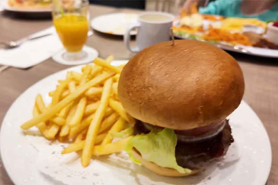 料理の盛りつけ方の美しさに感動【出典：YouTube「Jason Ray ジェイソンレイ」よりスクリーンショット】