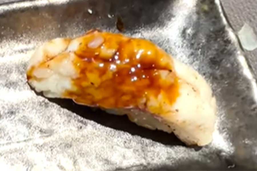 アナゴの握り寿司に不安げな様子【出典：YouTube「日本食冒険記Tokyo Food Adventures」よりスクリーンショット】