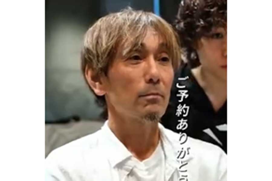 1年間通うも思い通りの色にならず、ゴールドとブラウンが混ざったような状態だった男性【出典：YouTube「高橋 香汰（takahashi kota）」よりスクリーンショット】