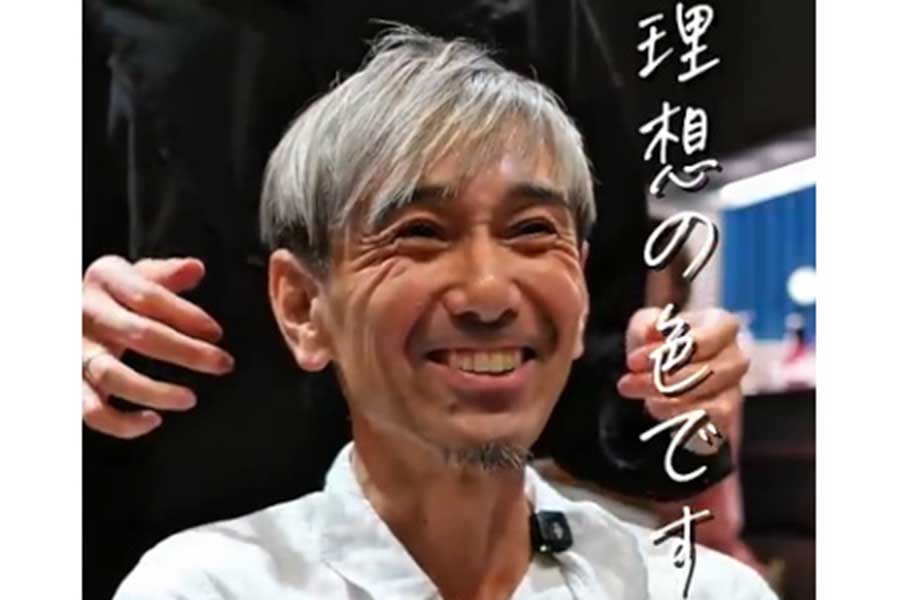 黄みが抜け、根元のシャドールーツと黒の刈り上げが引き立つホワイトシルバーに【出典：YouTube「高橋 香汰（takahashi kota）」よりスクリーンショット】