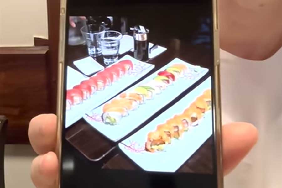 クロエさんが撮影した母国の寿司【出典：YouTube「日本食冒険記Tokyo Food Adventures」よりスクリーンショット】