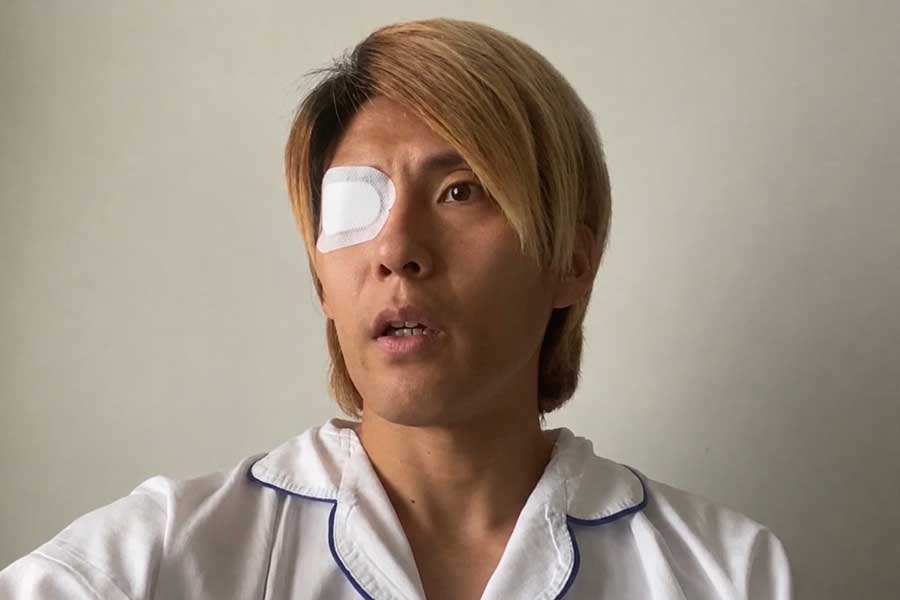 事故後に眼帯をする松本さん【写真提供:ONE CLIP】