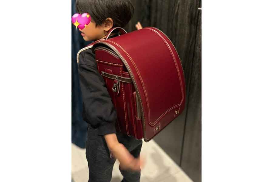 本人が選んだワインレッドのランドセル【写真：ゆーみん（@RRyuming）さん提供】