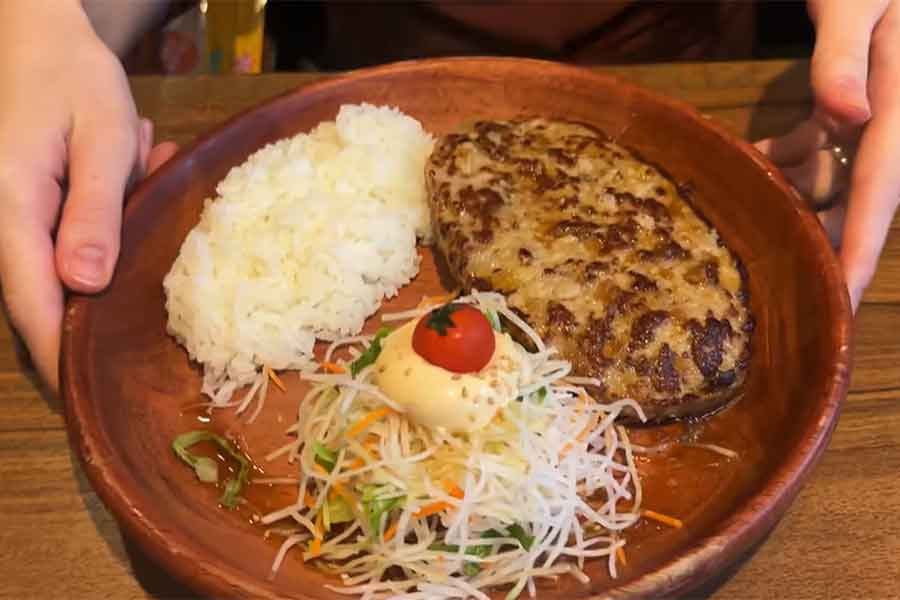 初めて食べたハンバーグに感激【出典：YouTube「マッシュムーン」よりスクリーンショット】