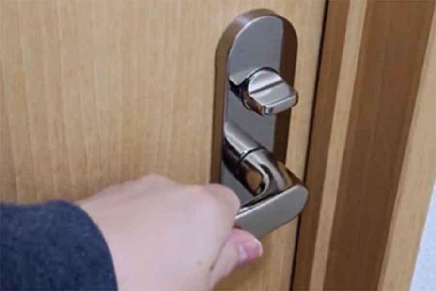 トイレのドアが開かなくなったときのライフハックが話題【出典：X（@takao0730）よりスクリーンショット】