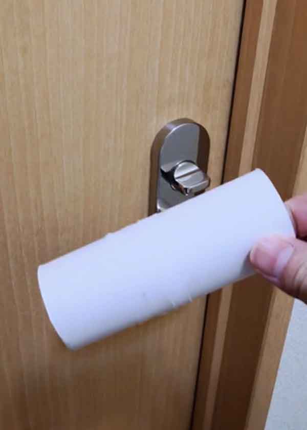 トイレットペーパーの芯を平らにしてドアのすき間に差し込むと開けられる場合も【出典：X（@takao0730）よりスクリーンショット】