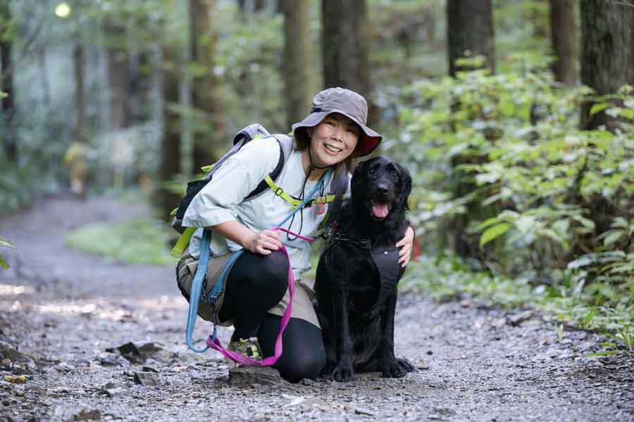 愛犬との山歩きを楽しむ登山客も増えている（写真はイメージ）【写真：PIXTA】