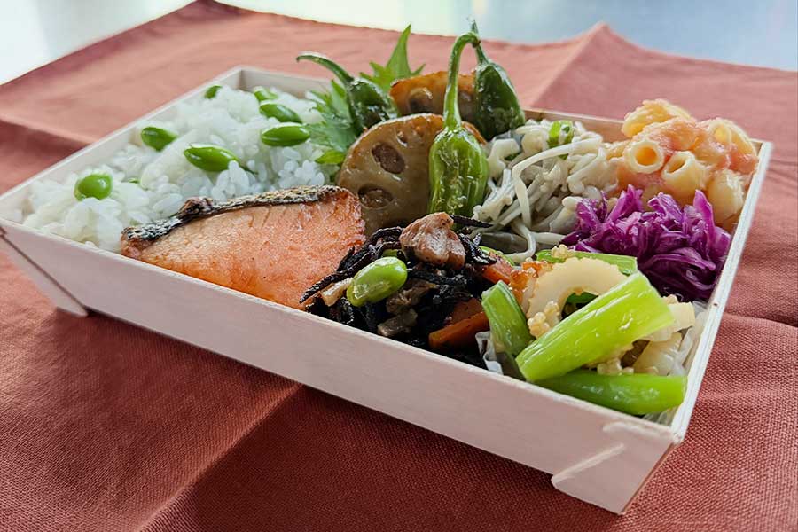 彩り鮮やかな手作り弁当【出典：インスタグラム（makikotakizawa）よりスクリーンショット】